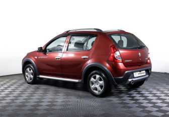 Подержанный автомобиль Renault Sandero 2011 года (7 фото)