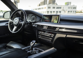 Подержанный автомобиль BMW X5 2015 года (13 фото)
