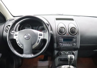 Подержанный автомобиль Nissan Qashqai 2011 года (13 фото)