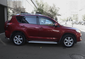 Подержанный автомобиль Toyota RAV4 2010 года (4 фото)