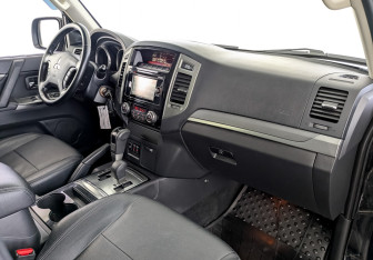 Подержанный автомобиль Mitsubishi Pajero 2014 года (11 фото)