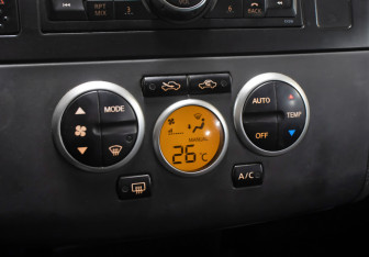 Подержанный автомобиль Nissan Tiida Hatchback 2007 года (18 фото)