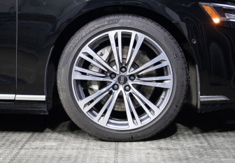 Подержанный автомобиль Audi A8 2023 года (28 фото)