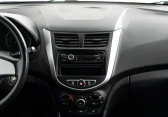 Подержанный автомобиль Hyundai Solaris Sedan 2012 года (8 фото)