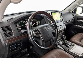 Подержанный автомобиль Toyota Land Cruiser Suv 2016 года (16 фото)