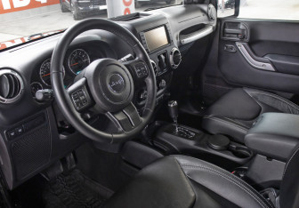 Подержанный автомобиль Jeep Wrangler 2014 года (16 фото)