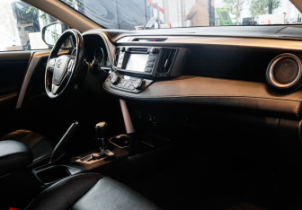 Подержанный автомобиль Toyota RAV4 2015 года (7 фото)