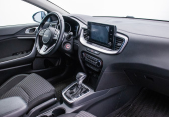 Подержанный автомобиль Kia Ceed Hatchback 2021 года (10 фото)
