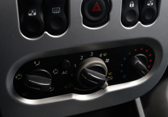 Подержанный автомобиль Renault Logan Sedan 2011 года (13 фото)