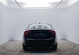 Подержанный автомобиль Volvo S60 2012 года (6 фото)