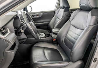 Подержанный автомобиль Toyota RAV4 2021 года (20 фото)