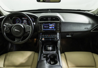 Подержанный автомобиль Jaguar XE 2015 года (12 фото)