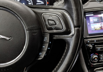 Подержанный автомобиль Jaguar XJ 2016 года (29 фото)