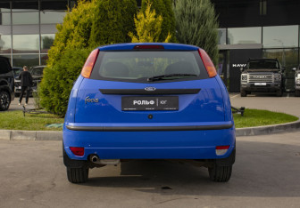Подержанный автомобиль Ford Focus Hatchback 2003 года (6 фото)