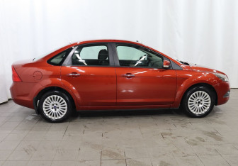 Подержанный автомобиль Ford Focus Sedan 2009 года (7 фото)