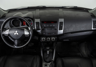 Подержанный автомобиль Mitsubishi Outlander 2008 года (10 фото)