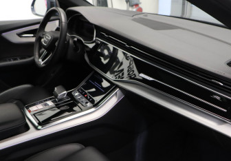 Подержанный автомобиль Audi Q8 2022 года (23 фото)