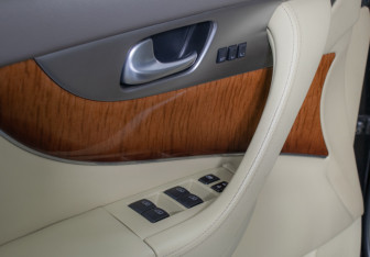 Подержанный автомобиль Infiniti QX70 2015 года (14 фото)