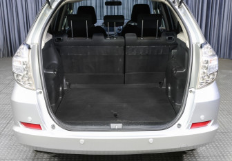 Подержанный автомобиль Honda Fit Shuttle 2012 года (9 фото)