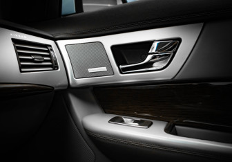 Подержанный автомобиль Jaguar XF Sedan 2011 года (24 фото)