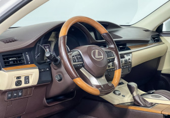 Подержанный автомобиль Lexus ES 2015 года (13 фото)