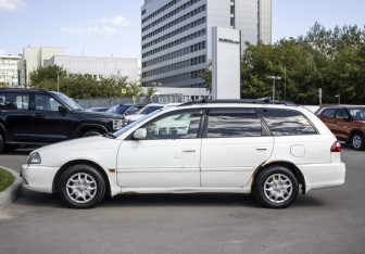 Подержанный автомобиль Toyota Caldina 2002 года (8 фото)