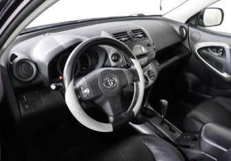 Подержанный автомобиль Toyota RAV4 2008 года (5 фото)