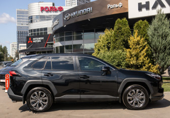 Подержанный автомобиль Toyota RAV4 2025 года (3 фото)