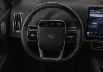 Подержанный автомобиль LiXiang L9 2023 года (14 фото)