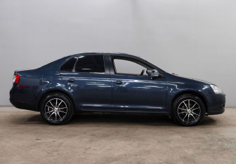 Подержанный автомобиль Volkswagen Jetta Sedan 2010 года (5 фото)