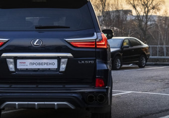 Подержанный автомобиль Lexus LX 2016 года (9 фото)