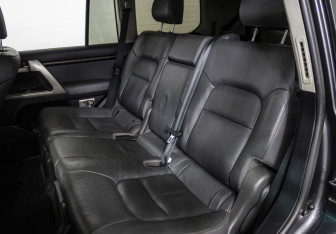 Подержанный автомобиль Toyota Land Cruiser Suv 2010 года (15 фото)