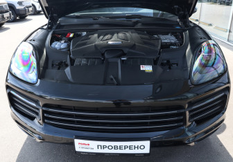 Подержанный автомобиль Porsche Cayenne 2022 года (9 фото)