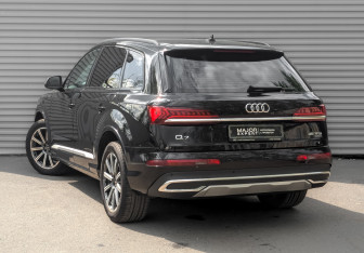 Подержанный автомобиль Audi Q7 2023 года (7 фото)