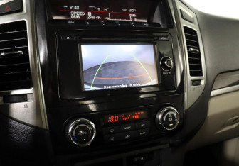 Подержанный автомобиль Mitsubishi Pajero 2017 года (13 фото)