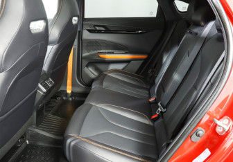 Подержанный автомобиль Changan UNI-V 2023 года (10 фото)