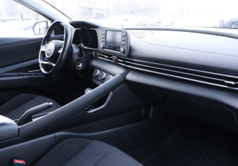 Подержанный автомобиль Hyundai Elantra Sedan 2022 года (9 фото)