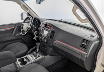 Подержанный автомобиль Mitsubishi Pajero 2014 года (11 фото)