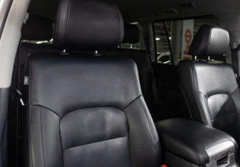 Подержанный автомобиль Toyota Land Cruiser Suv 2015 года (11 фото)