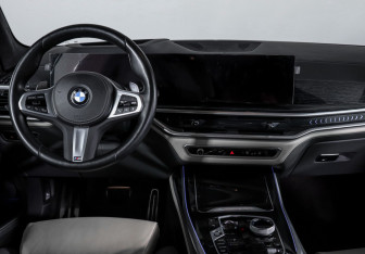Подержанный автомобиль BMW X7 2023 года (12 фото)