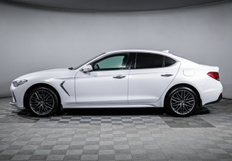 Подержанный автомобиль Genesis G70 2019 года (8 фото)