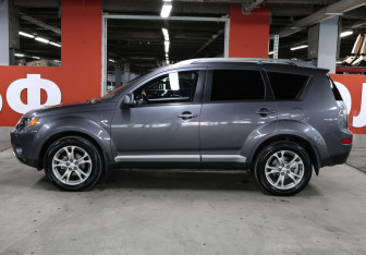 Подержанный автомобиль Mitsubishi Outlander 2008 года (8 фото)