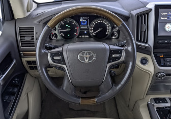 Подержанный автомобиль Toyota Land Cruiser Suv 2016 года (22 фото)