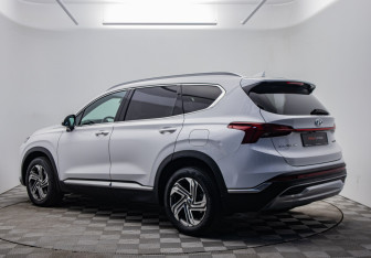 Подержанный автомобиль Hyundai Santa Fe 2021 года (3 фото)