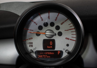 Подержанный автомобиль MINI Hatch 2011 года (12 фото)