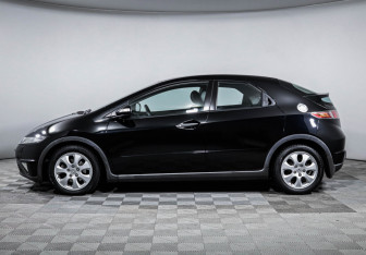 Подержанный автомобиль Honda Civic Hatchback 2007 года (8 фото)