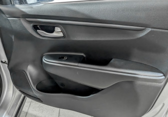 Подержанный автомобиль Kia Rio Hatchback 2021 года (23 фото)