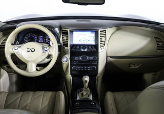 Подержанный автомобиль Infiniti QX70 2014 года (12 фото)