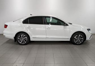 Подержанный автомобиль Volkswagen Jetta Sedan 2017 года (4 фото)