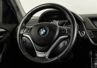 Подержанный автомобиль BMW X1 2013 года (15 фото)